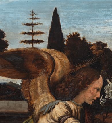 Zdjęcie nr 7: Obraz „Zwiastowanie” w kształcie leżącego prostokąta. Po prawej stronie, na tle budynku o boniowanych narożach ukazana jest Maria siedząca przed ławą z pulpitem i otwartą księgą. Matka Boska zwrócona trzy czwarte w prawą stronę, z prawą ręką wspartą na księdze, a lewą uniesioną na wysokości piersi w geście powitalnym. Twarz szeroka z wysokim czołem, drobne usta, długi i wąski nos oraz małe, ciemne oczy. Jej głowę okalają długie, kręcone i jasne włosy, które spadają na ramiona i piersi. Ubrana jest w ciemnoróżową suknię i niebieski płaszcz ze złotą podszewką, okrywający ramiona i nogi. Po lewej stronie obrazu przyklęka archanioł Gabriel, ukazany z prawego profilu. Archanioł w lewej dłoni trzyma gałązkę białej lilii, a prawą unosi do góry i błogosławi. Jego twarz ukazana jest z prawego profilu, ma wysokie czoło i długi nos oraz delikatnie rozchylone usta. Głowę okalają bujne, ciemnobrązowe i kręcone włosy. Ubrany jest w białą suknię z długimi rękawami oraz czerwony płaszcz z zieloną podszewką, ma również złote skrzydła. Nad głową Marii i archanioła znajdują się promieniste nimby. W tle pejzaż ze statkami w porcie, górami i ciemnymi drzewami. Rama drewniana, zdobiona liśćmi akantu. W lewym dolnym narożu obrazu, słabo widoczna sygnatura, przysłonięta ramą: „Kop(iował) M. Rajkowski” (?). Na odwrociu karteczka z drukowanym napisem: „Ze zbiorów Jana kardynała Puzyny księcia biskupa krakowskiego, no 155”.