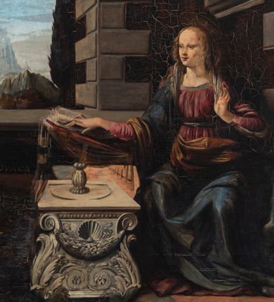 Zdjęcie nr 1: Obraz „Zwiastowanie” w kształcie leżącego prostokąta. Po prawej stronie, na tle budynku o boniowanych narożach ukazana jest Maria siedząca przed ławą z pulpitem i otwartą księgą. Matka Boska zwrócona trzy czwarte w prawą stronę, z prawą ręką wspartą na księdze, a lewą uniesioną na wysokości piersi w geście powitalnym. Twarz szeroka z wysokim czołem, drobne usta, długi i wąski nos oraz małe, ciemne oczy. Jej głowę okalają długie, kręcone i jasne włosy, które spadają na ramiona i piersi. Ubrana jest w ciemnoróżową suknię i niebieski płaszcz ze złotą podszewką, okrywający ramiona i nogi. Po lewej stronie obrazu przyklęka archanioł Gabriel, ukazany z prawego profilu. Archanioł w lewej dłoni trzyma gałązkę białej lilii, a prawą unosi do góry i błogosławi. Jego twarz ukazana jest z prawego profilu, ma wysokie czoło i długi nos oraz delikatnie rozchylone usta. Głowę okalają bujne, ciemnobrązowe i kręcone włosy. Ubrany jest w białą suknię z długimi rękawami oraz czerwony płaszcz z zieloną podszewką, ma również złote skrzydła. Nad głową Marii i archanioła znajdują się promieniste nimby. W tle pejzaż ze statkami w porcie, górami i ciemnymi drzewami. Rama drewniana, zdobiona liśćmi akantu. W lewym dolnym narożu obrazu, słabo widoczna sygnatura, przysłonięta ramą: „Kop(iował) M. Rajkowski” (?). Na odwrociu karteczka z drukowanym napisem: „Ze zbiorów Jana kardynała Puzyny księcia biskupa krakowskiego, no 155”.