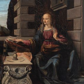 Zdjęcie nr 1: Obraz „Zwiastowanie” w kształcie leżącego prostokąta. Po prawej stronie, na tle budynku o boniowanych narożach ukazana jest Maria siedząca przed ławą z pulpitem i otwartą księgą. Matka Boska zwrócona trzy czwarte w prawą stronę, z prawą ręką wspartą na księdze, a lewą uniesioną na wysokości piersi w geście powitalnym. Twarz szeroka z wysokim czołem, drobne usta, długi i wąski nos oraz małe, ciemne oczy. Jej głowę okalają długie, kręcone i jasne włosy, które spadają na ramiona i piersi. Ubrana jest w ciemnoróżową suknię i niebieski płaszcz ze złotą podszewką, okrywający ramiona i nogi. Po lewej stronie obrazu przyklęka archanioł Gabriel, ukazany z prawego profilu. Archanioł w lewej dłoni trzyma gałązkę białej lilii, a prawą unosi do góry i błogosławi. Jego twarz ukazana jest z prawego profilu, ma wysokie czoło i długi nos oraz delikatnie rozchylone usta. Głowę okalają bujne, ciemnobrązowe i kręcone włosy. Ubrany jest w białą suknię z długimi rękawami oraz czerwony płaszcz z zieloną podszewką, ma również złote skrzydła. Nad głową Marii i archanioła znajdują się promieniste nimby. W tle pejzaż ze statkami w porcie, górami i ciemnymi drzewami. Rama drewniana, zdobiona liśćmi akantu. W lewym dolnym narożu obrazu, słabo widoczna sygnatura, przysłonięta ramą: „Kop(iował) M. Rajkowski” (?). Na odwrociu karteczka z drukowanym napisem: „Ze zbiorów Jana kardynała Puzyny księcia biskupa krakowskiego, no 155”.