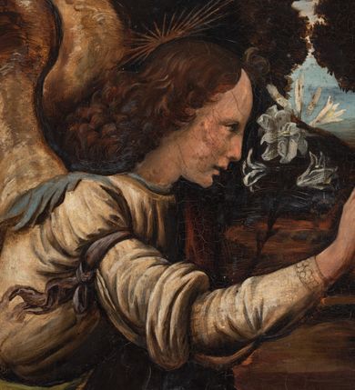 Zdjęcie nr 8: Obraz „Zwiastowanie” w kształcie leżącego prostokąta. Po prawej stronie, na tle budynku o boniowanych narożach ukazana jest Maria siedząca przed ławą z pulpitem i otwartą księgą. Matka Boska zwrócona trzy czwarte w prawą stronę, z prawą ręką wspartą na księdze, a lewą uniesioną na wysokości piersi w geście powitalnym. Twarz szeroka z wysokim czołem, drobne usta, długi i wąski nos oraz małe, ciemne oczy. Jej głowę okalają długie, kręcone i jasne włosy, które spadają na ramiona i piersi. Ubrana jest w ciemnoróżową suknię i niebieski płaszcz ze złotą podszewką, okrywający ramiona i nogi. Po lewej stronie obrazu przyklęka archanioł Gabriel, ukazany z prawego profilu. Archanioł w lewej dłoni trzyma gałązkę białej lilii, a prawą unosi do góry i błogosławi. Jego twarz ukazana jest z prawego profilu, ma wysokie czoło i długi nos oraz delikatnie rozchylone usta. Głowę okalają bujne, ciemnobrązowe i kręcone włosy. Ubrany jest w białą suknię z długimi rękawami oraz czerwony płaszcz z zieloną podszewką, ma również złote skrzydła. Nad głową Marii i archanioła znajdują się promieniste nimby. W tle pejzaż ze statkami w porcie, górami i ciemnymi drzewami. Rama drewniana, zdobiona liśćmi akantu. W lewym dolnym narożu obrazu, słabo widoczna sygnatura, przysłonięta ramą: „Kop(iował) M. Rajkowski” (?). Na odwrociu karteczka z drukowanym napisem: „Ze zbiorów Jana kardynała Puzyny księcia biskupa krakowskiego, no 155”.