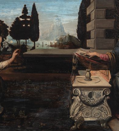 Zdjęcie nr 2: Obraz „Zwiastowanie” w kształcie leżącego prostokąta. Po prawej stronie, na tle budynku o boniowanych narożach ukazana jest Maria siedząca przed ławą z pulpitem i otwartą księgą. Matka Boska zwrócona trzy czwarte w prawą stronę, z prawą ręką wspartą na księdze, a lewą uniesioną na wysokości piersi w geście powitalnym. Twarz szeroka z wysokim czołem, drobne usta, długi i wąski nos oraz małe, ciemne oczy. Jej głowę okalają długie, kręcone i jasne włosy, które spadają na ramiona i piersi. Ubrana jest w ciemnoróżową suknię i niebieski płaszcz ze złotą podszewką, okrywający ramiona i nogi. Po lewej stronie obrazu przyklęka archanioł Gabriel, ukazany z prawego profilu. Archanioł w lewej dłoni trzyma gałązkę białej lilii, a prawą unosi do góry i błogosławi. Jego twarz ukazana jest z prawego profilu, ma wysokie czoło i długi nos oraz delikatnie rozchylone usta. Głowę okalają bujne, ciemnobrązowe i kręcone włosy. Ubrany jest w białą suknię z długimi rękawami oraz czerwony płaszcz z zieloną podszewką, ma również złote skrzydła. Nad głową Marii i archanioła znajdują się promieniste nimby. W tle pejzaż ze statkami w porcie, górami i ciemnymi drzewami. Rama drewniana, zdobiona liśćmi akantu. W lewym dolnym narożu obrazu, słabo widoczna sygnatura, przysłonięta ramą: „Kop(iował) M. Rajkowski” (?). Na odwrociu karteczka z drukowanym napisem: „Ze zbiorów Jana kardynała Puzyny księcia biskupa krakowskiego, no 155”.