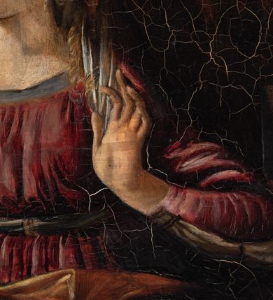 Zdjęcie nr 4: Obraz „Zwiastowanie” w kształcie leżącego prostokąta. Po prawej stronie, na tle budynku o boniowanych narożach ukazana jest Maria siedząca przed ławą z pulpitem i otwartą księgą. Matka Boska zwrócona trzy czwarte w prawą stronę, z prawą ręką wspartą na księdze, a lewą uniesioną na wysokości piersi w geście powitalnym. Twarz szeroka z wysokim czołem, drobne usta, długi i wąski nos oraz małe, ciemne oczy. Jej głowę okalają długie, kręcone i jasne włosy, które spadają na ramiona i piersi. Ubrana jest w ciemnoróżową suknię i niebieski płaszcz ze złotą podszewką, okrywający ramiona i nogi. Po lewej stronie obrazu przyklęka archanioł Gabriel, ukazany z prawego profilu. Archanioł w lewej dłoni trzyma gałązkę białej lilii, a prawą unosi do góry i błogosławi. Jego twarz ukazana jest z prawego profilu, ma wysokie czoło i długi nos oraz delikatnie rozchylone usta. Głowę okalają bujne, ciemnobrązowe i kręcone włosy. Ubrany jest w białą suknię z długimi rękawami oraz czerwony płaszcz z zieloną podszewką, ma również złote skrzydła. Nad głową Marii i archanioła znajdują się promieniste nimby. W tle pejzaż ze statkami w porcie, górami i ciemnymi drzewami. Rama drewniana, zdobiona liśćmi akantu. W lewym dolnym narożu obrazu, słabo widoczna sygnatura, przysłonięta ramą: „Kop(iował) M. Rajkowski” (?). Na odwrociu karteczka z drukowanym napisem: „Ze zbiorów Jana kardynała Puzyny księcia biskupa krakowskiego, no 155”.