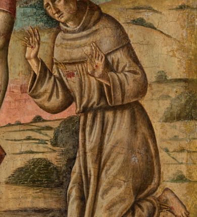 Zdjęcie nr 10: Obraz w kształcie stojącego prostokąta przedstawiający ukrzyżowanego Chrystusa ze św. Hieronimem i św. Franciszkiem z Asyżu. W centrum kompozycji ukazany Chrystus na tle odległego pejzażu z Jerozolimą. Ciało przybite do krzyża trzema gwoździami, głowa delikatnie opuszczona na prawe ramię. Twarz trójkątna z długim i prostym nosem, zamkniętymi oczami, okolona krótką brodą, usta wąskie. Włosy długie, kręcone, brązowe, opadające na plecy. Na głowie korona cierniowa, a wokół niej kolisty nimb. Chrystus ma założone wokół bioder jasnoczerwone perizonium. Karnacja ciała blado-szara.  Z ran tryskają obficie strużki krwi, które pod ramionami krzyża zbierają w złote naczynia dwaj aniołowie w różowych sukniach. Krzyż prosty, jasnobrązowy, nad głową Chrystusa wisi czerwona tabliczka z napisem „INRI”. Strugi krwi spływają z krzyża na ziemię. Po lewej stronie krzyża klęczy, zwrócony trzy czwarte w lewo św. Hieronim, który uderza się w piersi kamieniem i unosi głowę w stronę Chrystusa. Twarz o rysach starszego mężczyzny z krótkimi włosami i długą, bujną brodą, silnie skręconą. Ubrany jest w długą jasnofioletową suknię z krótkimi rękawami. Za nim siedzi lew, a obok leży kapelusz kardynalski. Po prawej stronie obrazu klęczy, zwrócony trzy czwarte w prawo św. Franciszek z Asyżu, który wyciąga ugięte w łokciach dłonie i ukazuje ich wewnętrzną stronę ze stygmatami. Stygmaty są zaznaczone również na jego stopach i prawym boku. Twarz kwadratowa z tonsurą, wąskie usta, długi nos i małe oczy. Ubrany jest w brązowy habit franciszkański. Na ranach oznaczonych stygmatami ukazane są złote promienie. Obaj święci mają wokół głów koliste i złote nimby, otoczone czarnym konturem. Kolorystyka chłodna, pastelowa. W tle Jerozolima, a za nią pola, jezioro i góry. Rama drewniana, profilowana, zdobiona pasami kimationu. Na odwrociu pieczęć z napisem: „CONSERVAZ D[...]ENTI DI BELLE ARTI” oraz karteczka z drukowanym napisem: „Ze zbiorów księdza Jana kniazia z Kozielska Puzyny księcia biskupa krakowskiego, no. 30”.


