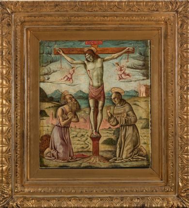 Zdjęcie nr 2: Obraz w kształcie stojącego prostokąta przedstawiający ukrzyżowanego Chrystusa ze św. Hieronimem i św. Franciszkiem z Asyżu. W centrum kompozycji ukazany Chrystus na tle odległego pejzażu z Jerozolimą. Ciało przybite do krzyża trzema gwoździami, głowa delikatnie opuszczona na prawe ramię. Twarz trójkątna z długim i prostym nosem, zamkniętymi oczami, okolona krótką brodą, usta wąskie. Włosy długie, kręcone, brązowe, opadające na plecy. Na głowie korona cierniowa, a wokół niej kolisty nimb. Chrystus ma założone wokół bioder jasnoczerwone perizonium. Karnacja ciała blado-szara.  Z ran tryskają obficie strużki krwi, które pod ramionami krzyża zbierają w złote naczynia dwaj aniołowie w różowych sukniach. Krzyż prosty, jasnobrązowy, nad głową Chrystusa wisi czerwona tabliczka z napisem „INRI”. Strugi krwi spływają z krzyża na ziemię. Po lewej stronie krzyża klęczy, zwrócony trzy czwarte w lewo św. Hieronim, który uderza się w piersi kamieniem i unosi głowę w stronę Chrystusa. Twarz o rysach starszego mężczyzny z krótkimi włosami i długą, bujną brodą, silnie skręconą. Ubrany jest w długą jasnofioletową suknię z krótkimi rękawami. Za nim siedzi lew, a obok leży kapelusz kardynalski. Po prawej stronie obrazu klęczy, zwrócony trzy czwarte w prawo św. Franciszek z Asyżu, który wyciąga ugięte w łokciach dłonie i ukazuje ich wewnętrzną stronę ze stygmatami. Stygmaty są zaznaczone również na jego stopach i prawym boku. Twarz kwadratowa z tonsurą, wąskie usta, długi nos i małe oczy. Ubrany jest w brązowy habit franciszkański. Na ranach oznaczonych stygmatami ukazane są złote promienie. Obaj święci mają wokół głów koliste i złote nimby, otoczone czarnym konturem. Kolorystyka chłodna, pastelowa. W tle Jerozolima, a za nią pola, jezioro i góry. Rama drewniana, profilowana, zdobiona pasami kimationu. Na odwrociu pieczęć z napisem: „CONSERVAZ D[...]ENTI DI BELLE ARTI” oraz karteczka z drukowanym napisem: „Ze zbiorów księdza Jana kniazia z Kozielska Puzyny księcia biskupa krakowskiego, no. 30”.


