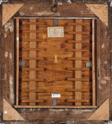 Zdjęcie nr 16: Obraz w kształcie stojącego prostokąta przedstawiający ukrzyżowanego Chrystusa ze św. Hieronimem i św. Franciszkiem z Asyżu. W centrum kompozycji ukazany Chrystus na tle odległego pejzażu z Jerozolimą. Ciało przybite do krzyża trzema gwoździami, głowa delikatnie opuszczona na prawe ramię. Twarz trójkątna z długim i prostym nosem, zamkniętymi oczami, okolona krótką brodą, usta wąskie. Włosy długie, kręcone, brązowe, opadające na plecy. Na głowie korona cierniowa, a wokół niej kolisty nimb. Chrystus ma założone wokół bioder jasnoczerwone perizonium. Karnacja ciała blado-szara.  Z ran tryskają obficie strużki krwi, które pod ramionami krzyża zbierają w złote naczynia dwaj aniołowie w różowych sukniach. Krzyż prosty, jasnobrązowy, nad głową Chrystusa wisi czerwona tabliczka z napisem „INRI”. Strugi krwi spływają z krzyża na ziemię. Po lewej stronie krzyża klęczy, zwrócony trzy czwarte w lewo św. Hieronim, który uderza się w piersi kamieniem i unosi głowę w stronę Chrystusa. Twarz o rysach starszego mężczyzny z krótkimi włosami i długą, bujną brodą, silnie skręconą. Ubrany jest w długą jasnofioletową suknię z krótkimi rękawami. Za nim siedzi lew, a obok leży kapelusz kardynalski. Po prawej stronie obrazu klęczy, zwrócony trzy czwarte w prawo św. Franciszek z Asyżu, który wyciąga ugięte w łokciach dłonie i ukazuje ich wewnętrzną stronę ze stygmatami. Stygmaty są zaznaczone również na jego stopach i prawym boku. Twarz kwadratowa z tonsurą, wąskie usta, długi nos i małe oczy. Ubrany jest w brązowy habit franciszkański. Na ranach oznaczonych stygmatami ukazane są złote promienie. Obaj święci mają wokół głów koliste i złote nimby, otoczone czarnym konturem. Kolorystyka chłodna, pastelowa. W tle Jerozolima, a za nią pola, jezioro i góry. Rama drewniana, profilowana, zdobiona pasami kimationu. Na odwrociu pieczęć z napisem: „CONSERVAZ D[...]ENTI DI BELLE ARTI” oraz karteczka z drukowanym napisem: „Ze zbiorów księdza Jana kniazia z Kozielska Puzyny księcia biskupa krakowskiego, no. 30”.


