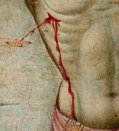 Zdjęcie nr 7: Obraz w kształcie stojącego prostokąta przedstawiający ukrzyżowanego Chrystusa ze św. Hieronimem i św. Franciszkiem z Asyżu. W centrum kompozycji ukazany Chrystus na tle odległego pejzażu z Jerozolimą. Ciało przybite do krzyża trzema gwoździami, głowa delikatnie opuszczona na prawe ramię. Twarz trójkątna z długim i prostym nosem, zamkniętymi oczami, okolona krótką brodą, usta wąskie. Włosy długie, kręcone, brązowe, opadające na plecy. Na głowie korona cierniowa, a wokół niej kolisty nimb. Chrystus ma założone wokół bioder jasnoczerwone perizonium. Karnacja ciała blado-szara.  Z ran tryskają obficie strużki krwi, które pod ramionami krzyża zbierają w złote naczynia dwaj aniołowie w różowych sukniach. Krzyż prosty, jasnobrązowy, nad głową Chrystusa wisi czerwona tabliczka z napisem „INRI”. Strugi krwi spływają z krzyża na ziemię. Po lewej stronie krzyża klęczy, zwrócony trzy czwarte w lewo św. Hieronim, który uderza się w piersi kamieniem i unosi głowę w stronę Chrystusa. Twarz o rysach starszego mężczyzny z krótkimi włosami i długą, bujną brodą, silnie skręconą. Ubrany jest w długą jasnofioletową suknię z krótkimi rękawami. Za nim siedzi lew, a obok leży kapelusz kardynalski. Po prawej stronie obrazu klęczy, zwrócony trzy czwarte w prawo św. Franciszek z Asyżu, który wyciąga ugięte w łokciach dłonie i ukazuje ich wewnętrzną stronę ze stygmatami. Stygmaty są zaznaczone również na jego stopach i prawym boku. Twarz kwadratowa z tonsurą, wąskie usta, długi nos i małe oczy. Ubrany jest w brązowy habit franciszkański. Na ranach oznaczonych stygmatami ukazane są złote promienie. Obaj święci mają wokół głów koliste i złote nimby, otoczone czarnym konturem. Kolorystyka chłodna, pastelowa. W tle Jerozolima, a za nią pola, jezioro i góry. Rama drewniana, profilowana, zdobiona pasami kimationu. Na odwrociu pieczęć z napisem: „CONSERVAZ D[...]ENTI DI BELLE ARTI” oraz karteczka z drukowanym napisem: „Ze zbiorów księdza Jana kniazia z Kozielska Puzyny księcia biskupa krakowskiego, no. 30”.


