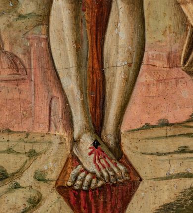 Zdjęcie nr 9: Obraz w kształcie stojącego prostokąta przedstawiający ukrzyżowanego Chrystusa ze św. Hieronimem i św. Franciszkiem z Asyżu. W centrum kompozycji ukazany Chrystus na tle odległego pejzażu z Jerozolimą. Ciało przybite do krzyża trzema gwoździami, głowa delikatnie opuszczona na prawe ramię. Twarz trójkątna z długim i prostym nosem, zamkniętymi oczami, okolona krótką brodą, usta wąskie. Włosy długie, kręcone, brązowe, opadające na plecy. Na głowie korona cierniowa, a wokół niej kolisty nimb. Chrystus ma założone wokół bioder jasnoczerwone perizonium. Karnacja ciała blado-szara.  Z ran tryskają obficie strużki krwi, które pod ramionami krzyża zbierają w złote naczynia dwaj aniołowie w różowych sukniach. Krzyż prosty, jasnobrązowy, nad głową Chrystusa wisi czerwona tabliczka z napisem „INRI”. Strugi krwi spływają z krzyża na ziemię. Po lewej stronie krzyża klęczy, zwrócony trzy czwarte w lewo św. Hieronim, który uderza się w piersi kamieniem i unosi głowę w stronę Chrystusa. Twarz o rysach starszego mężczyzny z krótkimi włosami i długą, bujną brodą, silnie skręconą. Ubrany jest w długą jasnofioletową suknię z krótkimi rękawami. Za nim siedzi lew, a obok leży kapelusz kardynalski. Po prawej stronie obrazu klęczy, zwrócony trzy czwarte w prawo św. Franciszek z Asyżu, który wyciąga ugięte w łokciach dłonie i ukazuje ich wewnętrzną stronę ze stygmatami. Stygmaty są zaznaczone również na jego stopach i prawym boku. Twarz kwadratowa z tonsurą, wąskie usta, długi nos i małe oczy. Ubrany jest w brązowy habit franciszkański. Na ranach oznaczonych stygmatami ukazane są złote promienie. Obaj święci mają wokół głów koliste i złote nimby, otoczone czarnym konturem. Kolorystyka chłodna, pastelowa. W tle Jerozolima, a za nią pola, jezioro i góry. Rama drewniana, profilowana, zdobiona pasami kimationu. Na odwrociu pieczęć z napisem: „CONSERVAZ D[...]ENTI DI BELLE ARTI” oraz karteczka z drukowanym napisem: „Ze zbiorów księdza Jana kniazia z Kozielska Puzyny księcia biskupa krakowskiego, no. 30”.


