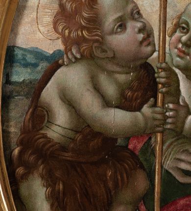 Zdjęcie nr 7: Obraz w formie medalionu w kwadratowej ramie z przedstawieniem Matki Boskiej z Dzieciątkiem, ze św. Janem Chrzcicielem i św. Józefem. W centrum kompozycji Matka Boska ukazana jako siedząca z głową delikatnie pochyloną w prawo, dłońmi przytrzymuje siedzące Dzieciątko. Twarz ma trójkątną o małych, półprzymkniętych oczach; długim i prostym nosie oraz wąskich ustach. Ubrana jest w jasnobrązową suknię oraz czerwony płaszcz z zieloną podszewką, zarzucony na głowę i otulający całą postać, na głowie ma  także biały welon. Dzieciątko w pozycji półleżącej, ukazane nagie, zwrócone ku św. Janowi Chrzcicielowi i obejmujące go prawą rączką za szyję. Twarz ma pełną o małych oczach, małym nosie i ustach, silnie zarumienioną na policzkach, okoloną jasnymi i kręconymi włosami. Z lewej strony obrazu na wysokim, kamiennym cokole przyklęka na prawe kolano  św. Jan Chrzciciel, ukazany jako kilkuletnie dziecko, zwrócony trzy czwarte w lewo, z delikatnie uniesioną głową. W rękach trzyma laskę zakończoną krzyżem. Twarz ma dziecięcą o pełnych policzkach, małych oczach skierowanych w górę, małym nosie i ustach, okoloną jasnymi i krótkimi włosami. Jego ciało przesłonięte jest w partii torsu i nóg brązową melotą. Po prawej stronie obrazu stoi św. Józef, zwrócony trzy czwarte w prawo, lewą ręką wspiera się na kiju pasterskim, a prawą trzyma się za głowę. Ubrany jest w niebieską suknię i żółty płaszcz. Twarz szeroka z wydatnym podbródkiem i długim nosem, włosy siwe i krótkie. Wokół głów św. Józef, Matka Boska i św. Jan Chrzciciel mają złote, okrągłe nimby. Karnacje postaci w odcieniu szarym, bladym; kolorystyka pastelowa. W oddali pejzaż górki, niebo różowo-niebieskie. Za Matką Boską pionowy, zielony pas kotary (?). Rama kwadratowa z polem obrazowym w kształcie medalionu, zdobiona na brzegu pasami kimationu, profilowaniem, a w przyłuczach stylizowanymi liśćmi akantu. 
