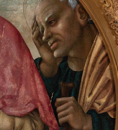 Zdjęcie nr 6: Obraz w formie medalionu w kwadratowej ramie z przedstawieniem Matki Boskiej z Dzieciątkiem, ze św. Janem Chrzcicielem i św. Józefem. W centrum kompozycji Matka Boska ukazana jako siedząca z głową delikatnie pochyloną w prawo, dłońmi przytrzymuje siedzące Dzieciątko. Twarz ma trójkątną o małych, półprzymkniętych oczach; długim i prostym nosie oraz wąskich ustach. Ubrana jest w jasnobrązową suknię oraz czerwony płaszcz z zieloną podszewką, zarzucony na głowę i otulający całą postać, na głowie ma  także biały welon. Dzieciątko w pozycji półleżącej, ukazane nagie, zwrócone ku św. Janowi Chrzcicielowi i obejmujące go prawą rączką za szyję. Twarz ma pełną o małych oczach, małym nosie i ustach, silnie zarumienioną na policzkach, okoloną jasnymi i kręconymi włosami. Z lewej strony obrazu na wysokim, kamiennym cokole przyklęka na prawe kolano  św. Jan Chrzciciel, ukazany jako kilkuletnie dziecko, zwrócony trzy czwarte w lewo, z delikatnie uniesioną głową. W rękach trzyma laskę zakończoną krzyżem. Twarz ma dziecięcą o pełnych policzkach, małych oczach skierowanych w górę, małym nosie i ustach, okoloną jasnymi i krótkimi włosami. Jego ciało przesłonięte jest w partii torsu i nóg brązową melotą. Po prawej stronie obrazu stoi św. Józef, zwrócony trzy czwarte w prawo, lewą ręką wspiera się na kiju pasterskim, a prawą trzyma się za głowę. Ubrany jest w niebieską suknię i żółty płaszcz. Twarz szeroka z wydatnym podbródkiem i długim nosem, włosy siwe i krótkie. Wokół głów św. Józef, Matka Boska i św. Jan Chrzciciel mają złote, okrągłe nimby. Karnacje postaci w odcieniu szarym, bladym; kolorystyka pastelowa. W oddali pejzaż górki, niebo różowo-niebieskie. Za Matką Boską pionowy, zielony pas kotary (?). Rama kwadratowa z polem obrazowym w kształcie medalionu, zdobiona na brzegu pasami kimationu, profilowaniem, a w przyłuczach stylizowanymi liśćmi akantu. 
