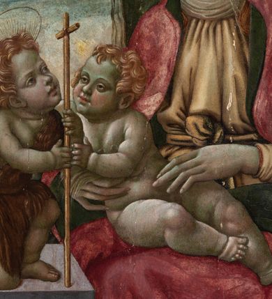 Zdjęcie nr 4: Obraz w formie medalionu w kwadratowej ramie z przedstawieniem Matki Boskiej z Dzieciątkiem, ze św. Janem Chrzcicielem i św. Józefem. W centrum kompozycji Matka Boska ukazana jako siedząca z głową delikatnie pochyloną w prawo, dłońmi przytrzymuje siedzące Dzieciątko. Twarz ma trójkątną o małych, półprzymkniętych oczach; długim i prostym nosie oraz wąskich ustach. Ubrana jest w jasnobrązową suknię oraz czerwony płaszcz z zieloną podszewką, zarzucony na głowę i otulający całą postać, na głowie ma  także biały welon. Dzieciątko w pozycji półleżącej, ukazane nagie, zwrócone ku św. Janowi Chrzcicielowi i obejmujące go prawą rączką za szyję. Twarz ma pełną o małych oczach, małym nosie i ustach, silnie zarumienioną na policzkach, okoloną jasnymi i kręconymi włosami. Z lewej strony obrazu na wysokim, kamiennym cokole przyklęka na prawe kolano  św. Jan Chrzciciel, ukazany jako kilkuletnie dziecko, zwrócony trzy czwarte w lewo, z delikatnie uniesioną głową. W rękach trzyma laskę zakończoną krzyżem. Twarz ma dziecięcą o pełnych policzkach, małych oczach skierowanych w górę, małym nosie i ustach, okoloną jasnymi i krótkimi włosami. Jego ciało przesłonięte jest w partii torsu i nóg brązową melotą. Po prawej stronie obrazu stoi św. Józef, zwrócony trzy czwarte w prawo, lewą ręką wspiera się na kiju pasterskim, a prawą trzyma się za głowę. Ubrany jest w niebieską suknię i żółty płaszcz. Twarz szeroka z wydatnym podbródkiem i długim nosem, włosy siwe i krótkie. Wokół głów św. Józef, Matka Boska i św. Jan Chrzciciel mają złote, okrągłe nimby. Karnacje postaci w odcieniu szarym, bladym; kolorystyka pastelowa. W oddali pejzaż górki, niebo różowo-niebieskie. Za Matką Boską pionowy, zielony pas kotary (?). Rama kwadratowa z polem obrazowym w kształcie medalionu, zdobiona na brzegu pasami kimationu, profilowaniem, a w przyłuczach stylizowanymi liśćmi akantu. 
