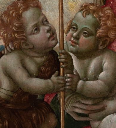 Zdjęcie nr 9: Obraz w formie medalionu w kwadratowej ramie z przedstawieniem Matki Boskiej z Dzieciątkiem, ze św. Janem Chrzcicielem i św. Józefem. W centrum kompozycji Matka Boska ukazana jako siedząca z głową delikatnie pochyloną w prawo, dłońmi przytrzymuje siedzące Dzieciątko. Twarz ma trójkątną o małych, półprzymkniętych oczach; długim i prostym nosie oraz wąskich ustach. Ubrana jest w jasnobrązową suknię oraz czerwony płaszcz z zieloną podszewką, zarzucony na głowę i otulający całą postać, na głowie ma  także biały welon. Dzieciątko w pozycji półleżącej, ukazane nagie, zwrócone ku św. Janowi Chrzcicielowi i obejmujące go prawą rączką za szyję. Twarz ma pełną o małych oczach, małym nosie i ustach, silnie zarumienioną na policzkach, okoloną jasnymi i kręconymi włosami. Z lewej strony obrazu na wysokim, kamiennym cokole przyklęka na prawe kolano  św. Jan Chrzciciel, ukazany jako kilkuletnie dziecko, zwrócony trzy czwarte w lewo, z delikatnie uniesioną głową. W rękach trzyma laskę zakończoną krzyżem. Twarz ma dziecięcą o pełnych policzkach, małych oczach skierowanych w górę, małym nosie i ustach, okoloną jasnymi i krótkimi włosami. Jego ciało przesłonięte jest w partii torsu i nóg brązową melotą. Po prawej stronie obrazu stoi św. Józef, zwrócony trzy czwarte w prawo, lewą ręką wspiera się na kiju pasterskim, a prawą trzyma się za głowę. Ubrany jest w niebieską suknię i żółty płaszcz. Twarz szeroka z wydatnym podbródkiem i długim nosem, włosy siwe i krótkie. Wokół głów św. Józef, Matka Boska i św. Jan Chrzciciel mają złote, okrągłe nimby. Karnacje postaci w odcieniu szarym, bladym; kolorystyka pastelowa. W oddali pejzaż górki, niebo różowo-niebieskie. Za Matką Boską pionowy, zielony pas kotary (?). Rama kwadratowa z polem obrazowym w kształcie medalionu, zdobiona na brzegu pasami kimationu, profilowaniem, a w przyłuczach stylizowanymi liśćmi akantu. 
