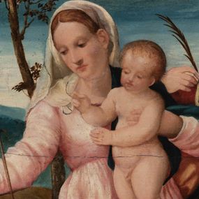 Zdjęcie nr 1: Obraz w formie leżącego prostokąta z przedstawieniem Matki Boskiej z Dzieciątkiem ze św. Janem Chrzcicielem i św. Katarzyną Aleksandryjską. W centrum kompozycji Matka Boska ukazana jako siedząca, lewą ręką przytrzymuje siedzące Dzieciątko, oparte o jej lewe ramię. Twarz ma owalną o małych, półprzymkniętych oczach, długim i prostym nosie oraz wąskich ustach, okoloną jasnymi włosami, ukrytymi pod welonem. Ubrana jest w jasnoróżową suknię oraz niebieski płaszcz z żółtą podszewką, zarzucony na plecy i lewe ramię, zakrywający kolana. Na głowie ma biały welon opadający na prawe ramię i plecy. Dzieciątko w pozycji stojącej, zwrócone w trzech czwartych w prawo, nagie, prawą rękę unosi w geście błogosławieństwa. Twarz ma kwadratową o przymkniętych oczach, małym nosie i ustach, okoloną jasnymi i kręconymi włosami. U nóg Matki Boskiej, z lewej strony obrazu podchodzi św. Jan Chrzciciel, ukazany jako kilkuletnie dziecko, z prawego profilu, z delikatnie uniesioną głową. W lewej ręce trzyma laskę zakończoną krzyżem. Twarz ma szeroką, o pełnych policzkach, małych oczach skierowanych w górę, małym nosie i ustach, okoloną jasnymi i krótkimi włosami. Jego ciało przesłonięte jest w partii torsu brązową melotą. Obok niego znajduje się biały baranek. Po prawej stronie obrazu stoi św. Katarzyna Aleksandryjska, wspierająca się lewą ręką o koło, a w prawej, ugiętej w łokciu trzyma palmę męczeństwa. Twarz ma owalną o małych ustach, długim nosie i małych oczach, okoloną jasnymi włosami, splecionymi w warkocze dookoła głowy i spiętymi wstążkami. Ubrana jest w oliwkowozieloną suknię z dekoltem i czerwonymi rękawami. W tle krajobraz górski i błękitne niebo. Kolorystyka jasna, pastelowa, szaty silnie przemalowane. Rama drewniana, rzeźbiona, zdobiona kimationem i liśćmi akantu. Na odwrociu przyklejona karteczka z drukowanym napisem „Księdza Jana kniazia z Kozielska Puzyny księcia biskupa krakowskiego, no 16”.