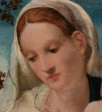 Zdjęcie nr 5: Obraz w formie leżącego prostokąta z przedstawieniem Matki Boskiej z Dzieciątkiem ze św. Janem Chrzcicielem i św. Katarzyną Aleksandryjską. W centrum kompozycji Matka Boska ukazana jako siedząca, lewą ręką przytrzymuje siedzące Dzieciątko, oparte o jej lewe ramię. Twarz ma owalną o małych, półprzymkniętych oczach, długim i prostym nosie oraz wąskich ustach, okoloną jasnymi włosami, ukrytymi pod welonem. Ubrana jest w jasnoróżową suknię oraz niebieski płaszcz z żółtą podszewką, zarzucony na plecy i lewe ramię, zakrywający kolana. Na głowie ma biały welon opadający na prawe ramię i plecy. Dzieciątko w pozycji stojącej, zwrócone w trzech czwartych w prawo, nagie, prawą rękę unosi w geście błogosławieństwa. Twarz ma kwadratową o przymkniętych oczach, małym nosie i ustach, okoloną jasnymi i kręconymi włosami. U nóg Matki Boskiej, z lewej strony obrazu podchodzi św. Jan Chrzciciel, ukazany jako kilkuletnie dziecko, z prawego profilu, z delikatnie uniesioną głową. W lewej ręce trzyma laskę zakończoną krzyżem. Twarz ma szeroką, o pełnych policzkach, małych oczach skierowanych w górę, małym nosie i ustach, okoloną jasnymi i krótkimi włosami. Jego ciało przesłonięte jest w partii torsu brązową melotą. Obok niego znajduje się biały baranek. Po prawej stronie obrazu stoi św. Katarzyna Aleksandryjska, wspierająca się lewą ręką o koło, a w prawej, ugiętej w łokciu trzyma palmę męczeństwa. Twarz ma owalną o małych ustach, długim nosie i małych oczach, okoloną jasnymi włosami, splecionymi w warkocze dookoła głowy i spiętymi wstążkami. Ubrana jest w oliwkowozieloną suknię z dekoltem i czerwonymi rękawami. W tle krajobraz górski i błękitne niebo. Kolorystyka jasna, pastelowa, szaty silnie przemalowane. Rama drewniana, rzeźbiona, zdobiona kimationem i liśćmi akantu. Na odwrociu przyklejona karteczka z drukowanym napisem „Księdza Jana kniazia z Kozielska Puzyny księcia biskupa krakowskiego, no 16”.