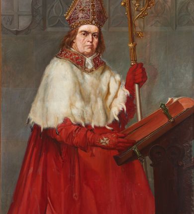 Zdjęcie nr 1: Obraz w kształcie stojącego prostokąta, ukazuje stojącego przy pulpicie w stroju pontyfikalnym kardynała. Twarz niemal zwrócona frontalnie, o silnym wyrazie, o rysach starczych, z rozwichrzonymi włosami sięgającymi ramion. Oleśnicki jest ubrany w biały humerał wokół szyi, purpurowy płaszcz, futrzany mucet z haftowanym kołnierzem, rękawiczki i infułę o bogatej kameryzacji. Kardynał stoi przed pulpitem i przytrzymuje palcem kartę leżącej na nim grubej księgi z metalowymi zawiasami. W lewej dłoni trzyma pastorał o złoconej, zdobionej liśćmi akantu krzywaśni. W tle murowana z kamienia ściana z gotyckim oknem i tarczą pod kapeluszem z godłem herbu Dębno. U dołu obrazu sygnatura &quot;J. Bąkowski (1)900&quot;.