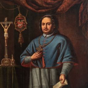 Zdjęcie nr 1: Obraz w kształcie stojącego prostokąta z przedstawieniem biskupa Konstantego Felicjana Szaniawskiego w centrum kompozycji. Biskup ukazany jest w postawie stojącej, delikatnie zwrócony w prawo, w lewej dłoni trzyma chusteczkę, a prawą ujmuje krzyż pektoralny, który ma zawieszony na szyi. Twarz pełna z wyraźnie zaznaczonym podbródkiem, małe oczy, prosty nos i wąskie usta. Włosy ciemne, bujne, średniej długości. Biskup ubrany jest w niebieską sutannę, rokietę, niebieski mucet z czerwoną podszewką i niebieską piuskę.  Po lewej stronie obrazu stolik, nakryty zielonym obrusem, a na nim ustawiony jest krucyfiks i dzwoneczek. U góry obrazu podwieszona czerwona kotara z zawieszonym na sznurach kartuszem z tarczą herbową, u spodu którego zawieszony jest złoty chwost. Nad tarczą herbową umieszczony jest czerwony kapelusz z chwostami, a na jej tle znajdują się skrzyżowane pastorał oraz miecz, a pomiędzy nimi mitra książęca i infuła. W polu tarczy herbowej godło Junosza. W lewym, dolnym narożu obrazu napis „X(iążę) Felicyan Konstanty / Szaniawski Biskup krakowski, / *1668; + 1732.” Rama drewniana, złocona, profilowana. Na odwrociu napis białą farbą: „ODNOWIONO / W MAJU 1979 r. / JAKO DAR ZA PRZYJAZD / DO POLSKI / OJCA ŚWIĘTEGO JANA PAWŁA II / KONS(ERWATOR) Maria Niedzielska”.
