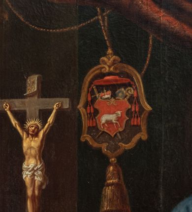 Zdjęcie nr 5: Obraz w kształcie stojącego prostokąta z przedstawieniem biskupa Konstantego Felicjana Szaniawskiego w centrum kompozycji. Biskup ukazany jest w postawie stojącej, delikatnie zwrócony w prawo, w lewej dłoni trzyma chusteczkę, a prawą ujmuje krzyż pektoralny, który ma zawieszony na szyi. Twarz pełna z wyraźnie zaznaczonym podbródkiem, małe oczy, prosty nos i wąskie usta. Włosy ciemne, bujne, średniej długości. Biskup ubrany jest w niebieską sutannę, rokietę, niebieski mucet z czerwoną podszewką i niebieską piuskę.  Po lewej stronie obrazu stolik, nakryty zielonym obrusem, a na nim ustawiony jest krucyfiks i dzwoneczek. U góry obrazu podwieszona czerwona kotara z zawieszonym na sznurach kartuszem z tarczą herbową, u spodu którego zawieszony jest złoty chwost. Nad tarczą herbową umieszczony jest czerwony kapelusz z chwostami, a na jej tle znajdują się skrzyżowane pastorał oraz miecz, a pomiędzy nimi mitra książęca i infuła. W polu tarczy herbowej godło Junosza. W lewym, dolnym narożu obrazu napis „X(iążę) Felicyan Konstanty / Szaniawski Biskup krakowski, / *1668; + 1732.” Rama drewniana, złocona, profilowana. Na odwrociu napis białą farbą: „ODNOWIONO / W MAJU 1979 r. / JAKO DAR ZA PRZYJAZD / DO POLSKI / OJCA ŚWIĘTEGO JANA PAWŁA II / KONS(ERWATOR) Maria Niedzielska”.
