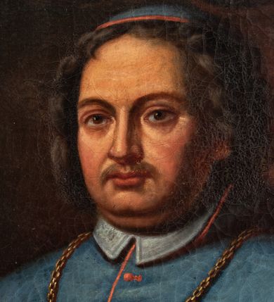 Zdjęcie nr 2: Obraz w kształcie stojącego prostokąta z przedstawieniem biskupa Konstantego Felicjana Szaniawskiego w centrum kompozycji. Biskup ukazany jest w postawie stojącej, delikatnie zwrócony w prawo, w lewej dłoni trzyma chusteczkę, a prawą ujmuje krzyż pektoralny, który ma zawieszony na szyi. Twarz pełna z wyraźnie zaznaczonym podbródkiem, małe oczy, prosty nos i wąskie usta. Włosy ciemne, bujne, średniej długości. Biskup ubrany jest w niebieską sutannę, rokietę, niebieski mucet z czerwoną podszewką i niebieską piuskę.  Po lewej stronie obrazu stolik, nakryty zielonym obrusem, a na nim ustawiony jest krucyfiks i dzwoneczek. U góry obrazu podwieszona czerwona kotara z zawieszonym na sznurach kartuszem z tarczą herbową, u spodu którego zawieszony jest złoty chwost. Nad tarczą herbową umieszczony jest czerwony kapelusz z chwostami, a na jej tle znajdują się skrzyżowane pastorał oraz miecz, a pomiędzy nimi mitra książęca i infuła. W polu tarczy herbowej godło Junosza. W lewym, dolnym narożu obrazu napis „X(iążę) Felicyan Konstanty / Szaniawski Biskup krakowski, / *1668; + 1732.” Rama drewniana, złocona, profilowana. Na odwrociu napis białą farbą: „ODNOWIONO / W MAJU 1979 r. / JAKO DAR ZA PRZYJAZD / DO POLSKI / OJCA ŚWIĘTEGO JANA PAWŁA II / KONS(ERWATOR) Maria Niedzielska”.
