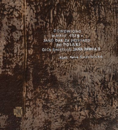 Zdjęcie nr 8: Obraz w kształcie stojącego prostokąta z przedstawieniem biskupa Konstantego Felicjana Szaniawskiego w centrum kompozycji. Biskup ukazany jest w postawie stojącej, delikatnie zwrócony w prawo, w lewej dłoni trzyma chusteczkę, a prawą ujmuje krzyż pektoralny, który ma zawieszony na szyi. Twarz pełna z wyraźnie zaznaczonym podbródkiem, małe oczy, prosty nos i wąskie usta. Włosy ciemne, bujne, średniej długości. Biskup ubrany jest w niebieską sutannę, rokietę, niebieski mucet z czerwoną podszewką i niebieską piuskę.  Po lewej stronie obrazu stolik, nakryty zielonym obrusem, a na nim ustawiony jest krucyfiks i dzwoneczek. U góry obrazu podwieszona czerwona kotara z zawieszonym na sznurach kartuszem z tarczą herbową, u spodu którego zawieszony jest złoty chwost. Nad tarczą herbową umieszczony jest czerwony kapelusz z chwostami, a na jej tle znajdują się skrzyżowane pastorał oraz miecz, a pomiędzy nimi mitra książęca i infuła. W polu tarczy herbowej godło Junosza. W lewym, dolnym narożu obrazu napis „X(iążę) Felicyan Konstanty / Szaniawski Biskup krakowski, / *1668; + 1732.” Rama drewniana, złocona, profilowana. Na odwrociu napis białą farbą: „ODNOWIONO / W MAJU 1979 r. / JAKO DAR ZA PRZYJAZD / DO POLSKI / OJCA ŚWIĘTEGO JANA PAWŁA II / KONS(ERWATOR) Maria Niedzielska”.
