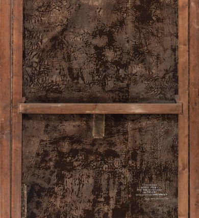 Zdjęcie nr 7: Obraz w kształcie stojącego prostokąta z przedstawieniem biskupa Konstantego Felicjana Szaniawskiego w centrum kompozycji. Biskup ukazany jest w postawie stojącej, delikatnie zwrócony w prawo, w lewej dłoni trzyma chusteczkę, a prawą ujmuje krzyż pektoralny, który ma zawieszony na szyi. Twarz pełna z wyraźnie zaznaczonym podbródkiem, małe oczy, prosty nos i wąskie usta. Włosy ciemne, bujne, średniej długości. Biskup ubrany jest w niebieską sutannę, rokietę, niebieski mucet z czerwoną podszewką i niebieską piuskę.  Po lewej stronie obrazu stolik, nakryty zielonym obrusem, a na nim ustawiony jest krucyfiks i dzwoneczek. U góry obrazu podwieszona czerwona kotara z zawieszonym na sznurach kartuszem z tarczą herbową, u spodu którego zawieszony jest złoty chwost. Nad tarczą herbową umieszczony jest czerwony kapelusz z chwostami, a na jej tle znajdują się skrzyżowane pastorał oraz miecz, a pomiędzy nimi mitra książęca i infuła. W polu tarczy herbowej godło Junosza. W lewym, dolnym narożu obrazu napis „X(iążę) Felicyan Konstanty / Szaniawski Biskup krakowski, / *1668; + 1732.” Rama drewniana, złocona, profilowana. Na odwrociu napis białą farbą: „ODNOWIONO / W MAJU 1979 r. / JAKO DAR ZA PRZYJAZD / DO POLSKI / OJCA ŚWIĘTEGO JANA PAWŁA II / KONS(ERWATOR) Maria Niedzielska”.
