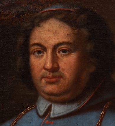 Zdjęcie nr 3: Biskup zwrócony trzy czwarte w prawo, ukazany w półpostaci. Twarz pełna z wyraźnie zaznaczonym podbródkiem, małe oczy, prosty nos i wąskie usta. Włosy ciemne, bujne, średniej długości. Biskup ubrany jest w rokietę, niebieski mucet z czerwoną podszewką i niebieską piuskę. Na szyi ma zawieszony krzyż pektoralny, który ujmuje palcami prawej dłoni. Tło jednolite, ciemnobrązowe. W lewym, górnym narożu obrazu napis „X(iądz) Felicyan Konstanty / Szaniawski biskup krakowski / *1668; + 1732”. Rama drewniana, złocona, profilowana.

