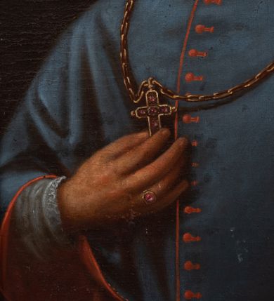 Zdjęcie nr 4: Biskup zwrócony trzy czwarte w prawo, ukazany w półpostaci. Twarz pełna z wyraźnie zaznaczonym podbródkiem, małe oczy, prosty nos i wąskie usta. Włosy ciemne, bujne, średniej długości. Biskup ubrany jest w rokietę, niebieski mucet z czerwoną podszewką i niebieską piuskę. Na szyi ma zawieszony krzyż pektoralny, który ujmuje palcami prawej dłoni. Tło jednolite, ciemnobrązowe. W lewym, górnym narożu obrazu napis „X(iądz) Felicyan Konstanty / Szaniawski biskup krakowski / *1668; + 1732”. Rama drewniana, złocona, profilowana.

