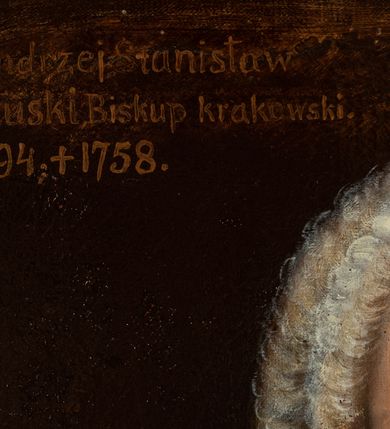 Zdjęcie nr 4: Portret ukazuje biskupa w fioletowym mucecie, z kołnierzem, kapturem i orderem Orła Białego na piersi z gwiazdą orderową z dewizą Pro Fide, Lege et Rege. W górnym lewym rogu napis: &quot;X: Andrzej Stanisław / Załuski, Biskup krakowski. / *1694; + 1758.&quot;