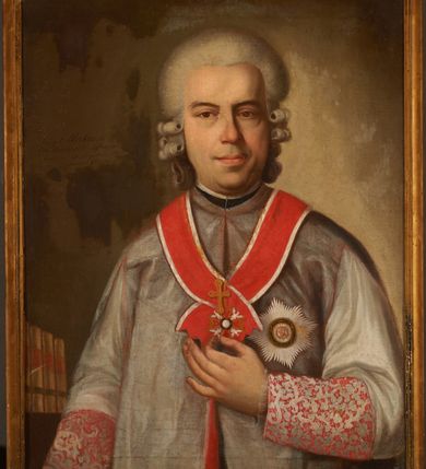 Zdjęcie nr 1: Obraz w kształcie stojącego prostokąta, w drewnianej ramie. Biskup ukazany frontalnie, do pasa, w białej rokiecie podbitej czerwonym aksamitem na rękawach i szarej kamizelce. Jego twarz jest podłużna, oczy wąskie, nos zgrubiony na końcu a usta pełne, zamknięte; na głowie peruka z lokami po bokach. Na piersi zawieszony krzyż pektoralny i czerwona szarfa z białą obwolutą z orderem i gwiazdą św. Stanisława. W tle fragment półki z książkami. Po lewej stronie napis: "Joseph Olechowski / Ep(isco)p(us) Uranopolit(anensis) Suffragan(es) / Archidiac(onus) et aliquoties Admi/str(ator) Dioecesis Cracivien(sis)". Z tyłu na ramie napis: " Ze zbiorów pana Jenerała Dąbrowskiego / Dar Pana Mańkowskiego z Winnogóry 1912".
