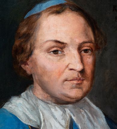 Zdjęcie nr 2: Biskup zwrócony trzy czwarte w lewo, ukazany w półpostaci. Twarz owalna, małe oczy, nos długi i wąskie usta, wyraźnie zaznaczony podbródek. Włosy brązowe, średniej długości. Biskup ubrany jest w rokietę, niebieski mantolet, białą befkę i niebieską piuskę. Na szyi ma zawieszony krzyż pektoralny. Tło jednolite i brązowe. W prawym, górnym narożu obrazu tarcza ujęta oznakami godności biskupiej (czerwonym kapeluszem z chwostami, infułą, pastorałem i krzyżem) z godłem herbu Pomian oraz poniżej napisem: „KAZIMIERZ ŁUBIEŃSKI / BISKUP KRAKOWSKI / KSIĄŻĘ SIEWIERSKI / + 1720”. 