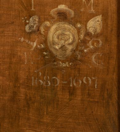 Zdjęcie nr 3: Biskup zwrócony trzy czwarte w lewo, ukazany w półpostaci. Twarz szeroka, oczy wąskie, nos długi, karnacja ciemna. Włosy bujne, ciemne i kędzierzawe. Biskup ubrany jest w rokietę, fioletowy mucet z czerwoną podszewką i białą befkę, na głowie ma założoną fioletową piuskę. Tło jednolite, brązowe. W prawym, górnym narożu obrazu tarcza ujęta labrami i insygniami biskupimi z godłem herbu Nałęcz oraz literami „I[OANNES] M[AŁACHOWSKI] / E[PISCOPUS] C[RACOVIENSIS]” i daty „1680-1697”. Na odwrociu napis: „KOPIA / Z KOŚCIOŁA / X.X. FRANCISZKANÓW / W KRAKOWIE / R. 1882”. Na ramie przyklejona kartka: „KONSERWACJA / MUZ. ARCH. KRAKÓW/2005”.