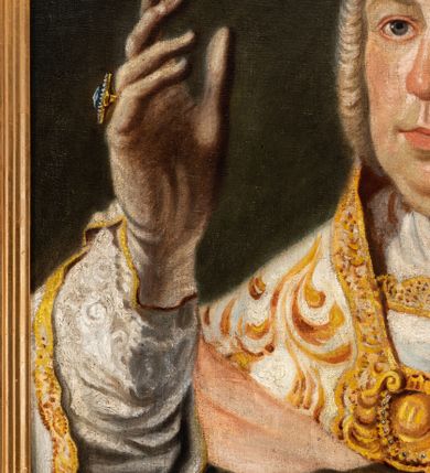 Zdjęcie nr 3: Biskup zwrócony jest trzy czwarte w prawo z prawą ręką wzniesioną w geście błogosławieństwa, lewa dłoń zaciśnięta. Twarz szeroka, delikatnie zarumieniona, oczy wąskie, nos długi; na głowie ma założoną siwą perukę zasłaniającą uszy. Biskup ubrany jest w rokietę, kapę, pod szyją ma założony humerał i zawieszony krzyż pektoralny. Tło jednolite, zielone. W prawym, górnym narożu obrazu tarcza ujęta labrami i zwieńczona infułą z godłem herbu Junosza oraz skrzyżowanymi pastorałem i mieczem i syglami „S[TANISLAUS] Z[AŁUSKI] / E[PISCOPUS] C[RACOVIENSIS]” i daty „1694-1758”. Na odwrociu napis: „KOPIA / Z KOŚCIOŁA / X.X. FRANCISZKANÓW / W KRAKOWIE / R(OK) 1882. / L. L.”. Rama drewniana i profilowana. 