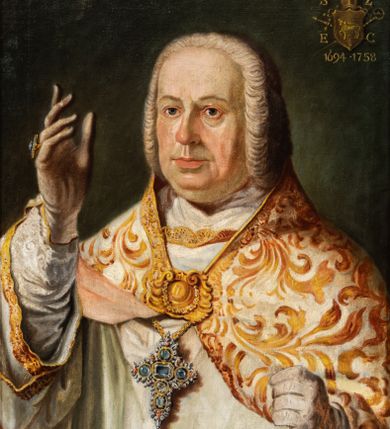 Zdjęcie nr 1: Biskup zwrócony jest trzy czwarte w prawo z prawą ręką wzniesioną w geście błogosławieństwa, lewa dłoń zaciśnięta. Twarz szeroka, delikatnie zarumieniona, oczy wąskie, nos długi; na głowie ma założoną siwą perukę zasłaniającą uszy. Biskup ubrany jest w rokietę, kapę, pod szyją ma założony humerał i zawieszony krzyż pektoralny. Tło jednolite, zielone. W prawym, górnym narożu obrazu tarcza ujęta labrami i zwieńczona infułą z godłem herbu Junosza oraz skrzyżowanymi pastorałem i mieczem i syglami „S[TANISLAUS] Z[AŁUSKI] / E[PISCOPUS] C[RACOVIENSIS]” i daty „1694-1758”. Na odwrociu napis: „KOPIA / Z KOŚCIOŁA / X.X. FRANCISZKANÓW / W KRAKOWIE / R(OK) 1882. / L. L.”. Rama drewniana i profilowana. 