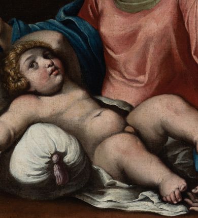 Zdjęcie nr 4: Obraz w formie prostokąta zbliżonego do kwadratu. W centrum znajduje się półpostać Marii, ujmującej ramionami Dzieciątko leżące na dwóch poduszkach z chwostami i białej tkaninie. Dzieciątko w pozycji półleżącej, zwrócone w trzech czwartych w lewo, z prawą ręką wyciągniętą w bok, lewą uniesioną za głową, z ugiętymi nóżkami, w tym uniesioną lewą. Twarz ma okrągłą, o pełnych policzkach, dużych oczach, małym nosie i pełnych ustach, okoloną silnie kręconymi, krótkimi i jasnymi włosami. Dzieciątko ukazane jest jako nagie, o pulchnym ciele. Maria zwrócona w trzech czwartych w prawo, pochylona nad Dzieciątkiem, z rękami rozłożonymi na boki, w prawej dłoni trzyma różę. Twarz ma pociągłą, o wysokim czole, dużych, okrągłych oczach skierowanych w dół, długim nosie i pełnych ustach, okoloną jasnobrązowymi włosami, upiętymi z tyłu głowy. Ubrana jest w jasnoróżową suknię z beżowym obszyciem dekoltu oraz niebieski płaszcz, zarzucony na przedramiona. Postacie ukazane na brunatnym tle, z podwieszoną czerwoną draperią obszytą frędzlą w górnych narożach. Obraz ujęty szeroką, profilowaną i złoconą ramą, dekorowaną rzeźbionym kimationem i fryzem z palmet. 