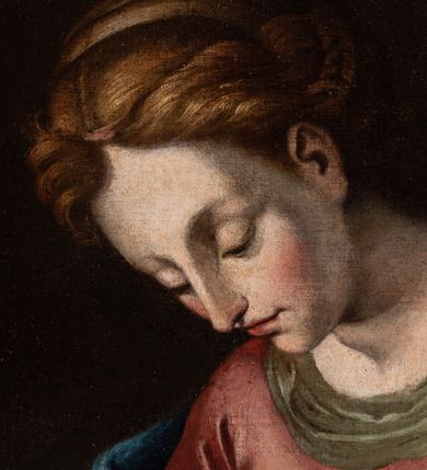 Zdjęcie nr 2: Obraz w formie prostokąta zbliżonego do kwadratu. W centrum znajduje się półpostać Marii, ujmującej ramionami Dzieciątko leżące na dwóch poduszkach z chwostami i białej tkaninie. Dzieciątko w pozycji półleżącej, zwrócone w trzech czwartych w lewo, z prawą ręką wyciągniętą w bok, lewą uniesioną za głową, z ugiętymi nóżkami, w tym uniesioną lewą. Twarz ma okrągłą, o pełnych policzkach, dużych oczach, małym nosie i pełnych ustach, okoloną silnie kręconymi, krótkimi i jasnymi włosami. Dzieciątko ukazane jest jako nagie, o pulchnym ciele. Maria zwrócona w trzech czwartych w prawo, pochylona nad Dzieciątkiem, z rękami rozłożonymi na boki, w prawej dłoni trzyma różę. Twarz ma pociągłą, o wysokim czole, dużych, okrągłych oczach skierowanych w dół, długim nosie i pełnych ustach, okoloną jasnobrązowymi włosami, upiętymi z tyłu głowy. Ubrana jest w jasnoróżową suknię z beżowym obszyciem dekoltu oraz niebieski płaszcz, zarzucony na przedramiona. Postacie ukazane na brunatnym tle, z podwieszoną czerwoną draperią obszytą frędzlą w górnych narożach. Obraz ujęty szeroką, profilowaną i złoconą ramą, dekorowaną rzeźbionym kimationem i fryzem z palmet. 