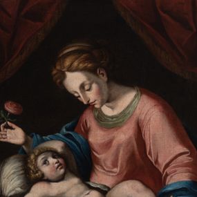 Zdjęcie nr 1: Obraz w formie prostokąta zbliżonego do kwadratu. W centrum znajduje się półpostać Marii, ujmującej ramionami Dzieciątko leżące na dwóch poduszkach z chwostami i białej tkaninie. Dzieciątko w pozycji półleżącej, zwrócone w trzech czwartych w lewo, z prawą ręką wyciągniętą w bok, lewą uniesioną za głową, z ugiętymi nóżkami, w tym uniesioną lewą. Twarz ma okrągłą, o pełnych policzkach, dużych oczach, małym nosie i pełnych ustach, okoloną silnie kręconymi, krótkimi i jasnymi włosami. Dzieciątko ukazane jest jako nagie, o pulchnym ciele. Maria zwrócona w trzech czwartych w prawo, pochylona nad Dzieciątkiem, z rękami rozłożonymi na boki, w prawej dłoni trzyma różę. Twarz ma pociągłą, o wysokim czole, dużych, okrągłych oczach skierowanych w dół, długim nosie i pełnych ustach, okoloną jasnobrązowymi włosami, upiętymi z tyłu głowy. Ubrana jest w jasnoróżową suknię z beżowym obszyciem dekoltu oraz niebieski płaszcz, zarzucony na przedramiona. Postacie ukazane na brunatnym tle, z podwieszoną czerwoną draperią obszytą frędzlą w górnych narożach. Obraz ujęty szeroką, profilowaną i złoconą ramą, dekorowaną rzeźbionym kimationem i fryzem z palmet. 