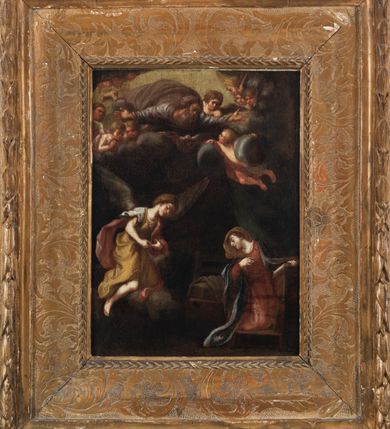 Zdjęcie nr 10: Obraz w kształcie stojącego prostokąta. Kompozycja dwustrefowa, w dolnej części z prawej strony ukazana jest Maria klęcząca na klęczniku, odwrócona do tyłu w stronę nadlatującego anioła. Maria lewą ręką opiera się o klęcznik, a prawą przyciska do piersi. Głowa ukazana z lewego profilu, skłoniona delikatnie w dół. Twarz o wyraźnie zaznaczonym podbródku z wydatnymi ustami, długim nosem i przymkniętymi oczami; włosy jasnobrązowe schowane pod welonem. Maria ubrana jest w czerwoną suknię oraz zarzucony na ramiona jasnoniebieski płaszcz, na głowie ma brązowy welon. Z lewej strony obrazu przedstawiony jest nadlatujący archanioł Gabriel, klęczący na obłokach i zwrócony trzy czwarte w lewo, pochylony w ukłonie przed Matką Boską. Ubrany jest w długą i żółtą tunikę oraz czerwony płaszcz. Pomiędzy Matką Boską, a archaniołem ustawione jest siedzisko, na którym leży skrzyneczka, przykryta białą tkaniną. W górnej strefie obrazu wyłania się z obłoków Bóg Ojciec z rozłożonymi szeroko na boki rękami, otoczony przez grupy aniołków. Twarz o rysach starszego mężczyzny, okolona bujną i siwą brodą. Ubrany jest w szarą suknię i ciemnoszary płaszcz. Tło obrazu ciemne, po prawej stronie zielona kotara. Rama szeroka, złocona, od wewnątrz fakturowana i zdobiona liśćmi stylizowanego akantu, od zewnątrz dekorowana liśćmi wawrzynu. Na odwrociu przyklejona karteczka z nadrukiem „Ze zbiorów księdza Jana kniazia z Kozielska Puzyny księcia biskupa krakowskiego, no 153”.
