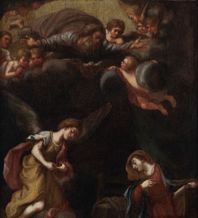 Zdjęcie nr 1: Obraz w kształcie stojącego prostokąta. Kompozycja dwustrefowa, w dolnej części z prawej strony ukazana jest Maria klęcząca na klęczniku, odwrócona do tyłu w stronę nadlatującego anioła. Maria lewą ręką opiera się o klęcznik, a prawą przyciska do piersi. Głowa ukazana z lewego profilu, skłoniona delikatnie w dół. Twarz o wyraźnie zaznaczonym podbródku z wydatnymi ustami, długim nosem i przymkniętymi oczami; włosy jasnobrązowe schowane pod welonem. Maria ubrana jest w czerwoną suknię oraz zarzucony na ramiona jasnoniebieski płaszcz, na głowie ma brązowy welon. Z lewej strony obrazu przedstawiony jest nadlatujący archanioł Gabriel, klęczący na obłokach i zwrócony trzy czwarte w lewo, pochylony w ukłonie przed Matką Boską. Ubrany jest w długą i żółtą tunikę oraz czerwony płaszcz. Pomiędzy Matką Boską, a archaniołem ustawione jest siedzisko, na którym leży skrzyneczka, przykryta białą tkaniną. W górnej strefie obrazu wyłania się z obłoków Bóg Ojciec z rozłożonymi szeroko na boki rękami, otoczony przez grupy aniołków. Twarz o rysach starszego mężczyzny, okolona bujną i siwą brodą. Ubrany jest w szarą suknię i ciemnoszary płaszcz. Tło obrazu ciemne, po prawej stronie zielona kotara. Rama szeroka, złocona, od wewnątrz fakturowana i zdobiona liśćmi stylizowanego akantu, od zewnątrz dekorowana liśćmi wawrzynu. Na odwrociu przyklejona karteczka z nadrukiem „Ze zbiorów księdza Jana kniazia z Kozielska Puzyny księcia biskupa krakowskiego, no 153”.
