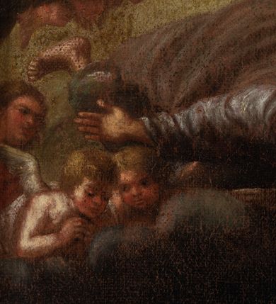 Zdjęcie nr 8: Obraz w kształcie stojącego prostokąta. Kompozycja dwustrefowa, w dolnej części z prawej strony ukazana jest Maria klęcząca na klęczniku, odwrócona do tyłu w stronę nadlatującego anioła. Maria lewą ręką opiera się o klęcznik, a prawą przyciska do piersi. Głowa ukazana z lewego profilu, skłoniona delikatnie w dół. Twarz o wyraźnie zaznaczonym podbródku z wydatnymi ustami, długim nosem i przymkniętymi oczami; włosy jasnobrązowe schowane pod welonem. Maria ubrana jest w czerwoną suknię oraz zarzucony na ramiona jasnoniebieski płaszcz, na głowie ma brązowy welon. Z lewej strony obrazu przedstawiony jest nadlatujący archanioł Gabriel, klęczący na obłokach i zwrócony trzy czwarte w lewo, pochylony w ukłonie przed Matką Boską. Ubrany jest w długą i żółtą tunikę oraz czerwony płaszcz. Pomiędzy Matką Boską, a archaniołem ustawione jest siedzisko, na którym leży skrzyneczka, przykryta białą tkaniną. W górnej strefie obrazu wyłania się z obłoków Bóg Ojciec z rozłożonymi szeroko na boki rękami, otoczony przez grupy aniołków. Twarz o rysach starszego mężczyzny, okolona bujną i siwą brodą. Ubrany jest w szarą suknię i ciemnoszary płaszcz. Tło obrazu ciemne, po prawej stronie zielona kotara. Rama szeroka, złocona, od wewnątrz fakturowana i zdobiona liśćmi stylizowanego akantu, od zewnątrz dekorowana liśćmi wawrzynu. Na odwrociu przyklejona karteczka z nadrukiem „Ze zbiorów księdza Jana kniazia z Kozielska Puzyny księcia biskupa krakowskiego, no 153”.
