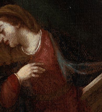 Zdjęcie nr 4: Obraz w kształcie stojącego prostokąta. Kompozycja dwustrefowa, w dolnej części z prawej strony ukazana jest Maria klęcząca na klęczniku, odwrócona do tyłu w stronę nadlatującego anioła. Maria lewą ręką opiera się o klęcznik, a prawą przyciska do piersi. Głowa ukazana z lewego profilu, skłoniona delikatnie w dół. Twarz o wyraźnie zaznaczonym podbródku z wydatnymi ustami, długim nosem i przymkniętymi oczami; włosy jasnobrązowe schowane pod welonem. Maria ubrana jest w czerwoną suknię oraz zarzucony na ramiona jasnoniebieski płaszcz, na głowie ma brązowy welon. Z lewej strony obrazu przedstawiony jest nadlatujący archanioł Gabriel, klęczący na obłokach i zwrócony trzy czwarte w lewo, pochylony w ukłonie przed Matką Boską. Ubrany jest w długą i żółtą tunikę oraz czerwony płaszcz. Pomiędzy Matką Boską, a archaniołem ustawione jest siedzisko, na którym leży skrzyneczka, przykryta białą tkaniną. W górnej strefie obrazu wyłania się z obłoków Bóg Ojciec z rozłożonymi szeroko na boki rękami, otoczony przez grupy aniołków. Twarz o rysach starszego mężczyzny, okolona bujną i siwą brodą. Ubrany jest w szarą suknię i ciemnoszary płaszcz. Tło obrazu ciemne, po prawej stronie zielona kotara. Rama szeroka, złocona, od wewnątrz fakturowana i zdobiona liśćmi stylizowanego akantu, od zewnątrz dekorowana liśćmi wawrzynu. Na odwrociu przyklejona karteczka z nadrukiem „Ze zbiorów księdza Jana kniazia z Kozielska Puzyny księcia biskupa krakowskiego, no 153”.
