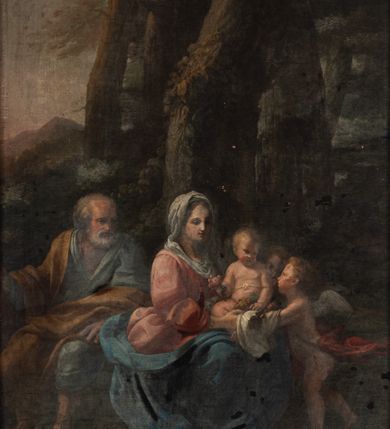 Zdjęcie nr 1: Obraz w formie wydłużonego, stojącego prostokąta. Na pierwszym planie siedzą św. Józef oraz Maria z Dzieciątkiem, któremu podają owoce dwa putta. Matka Boska zwrócona w trzech czwartych w lewo, obiema rękami przytrzymuje Dzieciątko siedzące na jej kolanach. Twarz ma owalną, o wąskich oczach, prostym nosie i pełnych ustach, okoloną brązowymi włosami schowanymi pod welonem. Ubrana jest w różową suknię z bufiastymi rękawami oraz niebieski płaszcz zarzucony na kolana. Na głowie ma biały welon, zawinięty wokół szyi. Dzieciątko w pozycji siedzącej, ukazane frontalnie, z pochyloną głową skierowaną w lewo. W prawej uniesionej ręce ma jabłko, lewą przytrzymuje owoce winogron i jabłka na kolanach. Twarz ma pociągłą, o pełnych policzkach, wąskich oczach, małych nosie i ustach; okoloną jasnymi włosami. Dzieciątko jest nagie, z wstążką zawiązaną w pasie. Po jego lewej putto zwrócone profilem w prawo, z wyciągniętymi ku niemu rękami, podaje mu na białej tkaninie owoce. Przepasane jest diagonalnie wstęgą z czerwonym płaszczem. Za Dzieciątkiem widoczna głowa drugiego aniołka. Za Marią siedzi św. Józef zwrócony w trzech czwartych lewo, z głową skierowaną w prawo. Twarz ma pociągłą, o starczych rysach, wąskich oczach i krótkim nosie, okoloną siwymi brodą i włosami z łysiną. Ubrany jest w jasnoniebieską tunikę i jasnobrązowy płaszcz zarzucony na prawe ramię i kolana. Postacie ukazane na tle gęstego lasu, z widocznym w oddali pejzażem górskim. Obraz ujęty profilowaną i złoconą ramą. Na odwrocie obrazu kartka: „ZE ZBIORÓW / KSIĘDZA Jana Kniazia z Kozielska / PUZYNY / KSIĘCIA BISKUPA KRAKOWSKIEGO / No 7”.