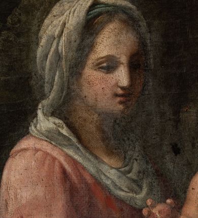 Zdjęcie nr 5: Obraz w formie wydłużonego, stojącego prostokąta. Na pierwszym planie siedzą św. Józef oraz Maria z Dzieciątkiem, któremu podają owoce dwa putta. Matka Boska zwrócona w trzech czwartych w lewo, obiema rękami przytrzymuje Dzieciątko siedzące na jej kolanach. Twarz ma owalną, o wąskich oczach, prostym nosie i pełnych ustach, okoloną brązowymi włosami schowanymi pod welonem. Ubrana jest w różową suknię z bufiastymi rękawami oraz niebieski płaszcz zarzucony na kolana. Na głowie ma biały welon, zawinięty wokół szyi. Dzieciątko w pozycji siedzącej, ukazane frontalnie, z pochyloną głową skierowaną w lewo. W prawej uniesionej ręce ma jabłko, lewą przytrzymuje owoce winogron i jabłka na kolanach. Twarz ma pociągłą, o pełnych policzkach, wąskich oczach, małych nosie i ustach; okoloną jasnymi włosami. Dzieciątko jest nagie, z wstążką zawiązaną w pasie. Po jego lewej putto zwrócone profilem w prawo, z wyciągniętymi ku niemu rękami, podaje mu na białej tkaninie owoce. Przepasane jest diagonalnie wstęgą z czerwonym płaszczem. Za Dzieciątkiem widoczna głowa drugiego aniołka. Za Marią siedzi św. Józef zwrócony w trzech czwartych lewo, z głową skierowaną w prawo. Twarz ma pociągłą, o starczych rysach, wąskich oczach i krótkim nosie, okoloną siwymi brodą i włosami z łysiną. Ubrany jest w jasnoniebieską tunikę i jasnobrązowy płaszcz zarzucony na prawe ramię i kolana. Postacie ukazane na tle gęstego lasu, z widocznym w oddali pejzażem górskim. Obraz ujęty profilowaną i złoconą ramą. Na odwrocie obrazu kartka: „ZE ZBIORÓW / KSIĘDZA Jana Kniazia z Kozielska / PUZYNY / KSIĘCIA BISKUPA KRAKOWSKIEGO / No 7”.