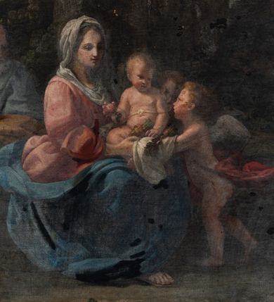 Zdjęcie nr 3: Obraz w formie wydłużonego, stojącego prostokąta. Na pierwszym planie siedzą św. Józef oraz Maria z Dzieciątkiem, któremu podają owoce dwa putta. Matka Boska zwrócona w trzech czwartych w lewo, obiema rękami przytrzymuje Dzieciątko siedzące na jej kolanach. Twarz ma owalną, o wąskich oczach, prostym nosie i pełnych ustach, okoloną brązowymi włosami schowanymi pod welonem. Ubrana jest w różową suknię z bufiastymi rękawami oraz niebieski płaszcz zarzucony na kolana. Na głowie ma biały welon, zawinięty wokół szyi. Dzieciątko w pozycji siedzącej, ukazane frontalnie, z pochyloną głową skierowaną w lewo. W prawej uniesionej ręce ma jabłko, lewą przytrzymuje owoce winogron i jabłka na kolanach. Twarz ma pociągłą, o pełnych policzkach, wąskich oczach, małych nosie i ustach; okoloną jasnymi włosami. Dzieciątko jest nagie, z wstążką zawiązaną w pasie. Po jego lewej putto zwrócone profilem w prawo, z wyciągniętymi ku niemu rękami, podaje mu na białej tkaninie owoce. Przepasane jest diagonalnie wstęgą z czerwonym płaszczem. Za Dzieciątkiem widoczna głowa drugiego aniołka. Za Marią siedzi św. Józef zwrócony w trzech czwartych lewo, z głową skierowaną w prawo. Twarz ma pociągłą, o starczych rysach, wąskich oczach i krótkim nosie, okoloną siwymi brodą i włosami z łysiną. Ubrany jest w jasnoniebieską tunikę i jasnobrązowy płaszcz zarzucony na prawe ramię i kolana. Postacie ukazane na tle gęstego lasu, z widocznym w oddali pejzażem górskim. Obraz ujęty profilowaną i złoconą ramą. Na odwrocie obrazu kartka: „ZE ZBIORÓW / KSIĘDZA Jana Kniazia z Kozielska / PUZYNY / KSIĘCIA BISKUPA KRAKOWSKIEGO / No 7”.