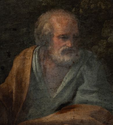 Zdjęcie nr 4: Obraz w formie wydłużonego, stojącego prostokąta. Na pierwszym planie siedzą św. Józef oraz Maria z Dzieciątkiem, któremu podają owoce dwa putta. Matka Boska zwrócona w trzech czwartych w lewo, obiema rękami przytrzymuje Dzieciątko siedzące na jej kolanach. Twarz ma owalną, o wąskich oczach, prostym nosie i pełnych ustach, okoloną brązowymi włosami schowanymi pod welonem. Ubrana jest w różową suknię z bufiastymi rękawami oraz niebieski płaszcz zarzucony na kolana. Na głowie ma biały welon, zawinięty wokół szyi. Dzieciątko w pozycji siedzącej, ukazane frontalnie, z pochyloną głową skierowaną w lewo. W prawej uniesionej ręce ma jabłko, lewą przytrzymuje owoce winogron i jabłka na kolanach. Twarz ma pociągłą, o pełnych policzkach, wąskich oczach, małych nosie i ustach; okoloną jasnymi włosami. Dzieciątko jest nagie, z wstążką zawiązaną w pasie. Po jego lewej putto zwrócone profilem w prawo, z wyciągniętymi ku niemu rękami, podaje mu na białej tkaninie owoce. Przepasane jest diagonalnie wstęgą z czerwonym płaszczem. Za Dzieciątkiem widoczna głowa drugiego aniołka. Za Marią siedzi św. Józef zwrócony w trzech czwartych lewo, z głową skierowaną w prawo. Twarz ma pociągłą, o starczych rysach, wąskich oczach i krótkim nosie, okoloną siwymi brodą i włosami z łysiną. Ubrany jest w jasnoniebieską tunikę i jasnobrązowy płaszcz zarzucony na prawe ramię i kolana. Postacie ukazane na tle gęstego lasu, z widocznym w oddali pejzażem górskim. Obraz ujęty profilowaną i złoconą ramą. Na odwrocie obrazu kartka: „ZE ZBIORÓW / KSIĘDZA Jana Kniazia z Kozielska / PUZYNY / KSIĘCIA BISKUPA KRAKOWSKIEGO / No 7”.