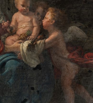 Zdjęcie nr 7: Obraz w formie wydłużonego, stojącego prostokąta. Na pierwszym planie siedzą św. Józef oraz Maria z Dzieciątkiem, któremu podają owoce dwa putta. Matka Boska zwrócona w trzech czwartych w lewo, obiema rękami przytrzymuje Dzieciątko siedzące na jej kolanach. Twarz ma owalną, o wąskich oczach, prostym nosie i pełnych ustach, okoloną brązowymi włosami schowanymi pod welonem. Ubrana jest w różową suknię z bufiastymi rękawami oraz niebieski płaszcz zarzucony na kolana. Na głowie ma biały welon, zawinięty wokół szyi. Dzieciątko w pozycji siedzącej, ukazane frontalnie, z pochyloną głową skierowaną w lewo. W prawej uniesionej ręce ma jabłko, lewą przytrzymuje owoce winogron i jabłka na kolanach. Twarz ma pociągłą, o pełnych policzkach, wąskich oczach, małych nosie i ustach; okoloną jasnymi włosami. Dzieciątko jest nagie, z wstążką zawiązaną w pasie. Po jego lewej putto zwrócone profilem w prawo, z wyciągniętymi ku niemu rękami, podaje mu na białej tkaninie owoce. Przepasane jest diagonalnie wstęgą z czerwonym płaszczem. Za Dzieciątkiem widoczna głowa drugiego aniołka. Za Marią siedzi św. Józef zwrócony w trzech czwartych lewo, z głową skierowaną w prawo. Twarz ma pociągłą, o starczych rysach, wąskich oczach i krótkim nosie, okoloną siwymi brodą i włosami z łysiną. Ubrany jest w jasnoniebieską tunikę i jasnobrązowy płaszcz zarzucony na prawe ramię i kolana. Postacie ukazane na tle gęstego lasu, z widocznym w oddali pejzażem górskim. Obraz ujęty profilowaną i złoconą ramą. Na odwrocie obrazu kartka: „ZE ZBIORÓW / KSIĘDZA Jana Kniazia z Kozielska / PUZYNY / KSIĘCIA BISKUPA KRAKOWSKIEGO / No 7”.