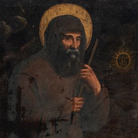 Zdjęcie nr 1: Obraz w kształcie stojącego prostokąta z przedstawieniem świętego Franciszka z Paoli w centrum kompozycji. Święty ukazany do wysokości kolan, zwrócony trzy czwarte w lewo, wpierający się na drewnianej lasce. Twarz o rysach starszego mężczyzny, okolona długą i siwą brodą; nos długi, oczy wąskie, karnacja ciemna. Święty ubrany jest w brązowy habit z  kapturem założonym na głowę; wokół głowy ma złoty i kolisty nimb. Po lewej stronie obrazu w promienistej glorii umieszczony jest napis: „CHA/RI/TAS”. Tło ciemnobrązowe, w lewym górnym narożu skłębione chmury. Rama drewniana, profilowana. 