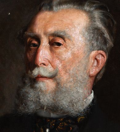 Zdjęcie nr 2: Obraz w kształcie stojącego owalu z przedstawieniem hrabiego Stanisława Tarnowskiego. Ujęcie portretowe, z torsem  ujętym frontalnie i głową zwróconą lekko w prawo. Hrabia ma podłużną twarz o małych oczach, delikatnie półokrągłym profilu nosa i wąskich ustach. Zarost tworzą podwinięte na końcach wąsy i długa, rozchodząca się na boki siwa broda, włosy ma zaczesane do tyłu. Jest ubrany w białą koszulę granatowy fular w złote wzory i czarną marynarkę. Przy dolnej krawędzi obrazu napis „STANISŁAW Hrabia TARNOWSKI. / m(alował): J(an) Bąkowski 99.”. 