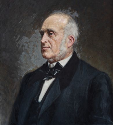 Zdjęcie nr 1: Obraz w kształcie stojącego prostokąta z przedstawieniem hrabiego Agenora Gołuchowskiego, ukazanego do pasa, zwróconego w trzech czwartych w prawo. Agenor ma pociąglą twarz o małych oczach, prostym nosie i wąskich ustach. Zarost tworzą siwe bokobrody i broda, mężczyzna łysieje i ma krótko przystrzyżone włosy. Jest ubrany w białą koszulę z czarna muchą, czarna kamizelke i taką samą marynarkę. Przy dolnej krawędzi obrazu napis „AGENOR HRABIA GOŁUCHOWSKI. / *1812 - +1875.”. 