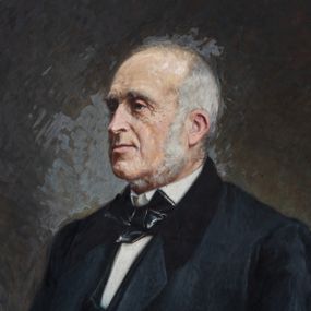 Zdjęcie nr 1: Obraz w kształcie stojącego prostokąta z przedstawieniem hrabiego Agenora Gołuchowskiego, ukazanego do pasa, zwróconego w trzech czwartych w prawo. Agenor ma pociąglą twarz o małych oczach, prostym nosie i wąskich ustach. Zarost tworzą siwe bokobrody i broda, mężczyzna łysieje i ma krótko przystrzyżone włosy. Jest ubrany w białą koszulę z czarna muchą, czarna kamizelke i taką samą marynarkę. Przy dolnej krawędzi obrazu napis „AGENOR HRABIA GOŁUCHOWSKI. / *1812 - +1875.”. 