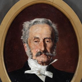 Zdjęcie nr 1: Obraz w kształcie stojącego owalu z przedstawieniem Pawła Popiela. Ujęcie portretowe, z torsem  zwróconym lekko w lewo i głową frontalnie. Popiel ma trójkątną twarz o małych oczach, garbatym nosie i wąskich ustach zakrytych częściowo. Zarost tworzą siwe wąsy i bokobrody, włosy ma zaczesane do tyłu. Jest ubrany w białą koszulę przewiązaną białą apaszką i czarną marynarkę. Przy dolnej krawędzi obrazu napis „*1807 PAWEŁ POPIEL +1892”. 