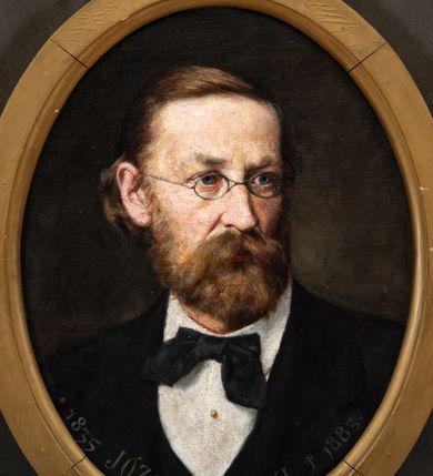 Zdjęcie nr 1: Obraz w kształcie owalu wizerunkiem Józefa Szujskiego, sportretowanego w białej koszuli, w garniturze i z muchą. Historyk ma podłużną twarz, małe jasne oczy, długi nos i zarost zakrywający niemal całkowicie usta. Jasnobrązowe oczy ma zaczesane do tyłu, na nosie okulary. Tło obrazu ciemne, wzdłuż dolnej krawędzi napis „*1835 JÓZEF SZUJSKI +1883”. 
