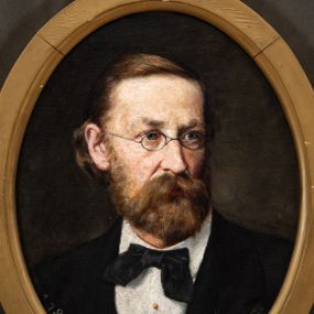 Zdjęcie nr 1: Obraz w kształcie owalu wizerunkiem Józefa Szujskiego, sportretowanego w białej koszuli, w garniturze i z muchą. Historyk ma podłużną twarz, małe jasne oczy, długi nos i zarost zakrywający niemal całkowicie usta. Jasnobrązowe oczy ma zaczesane do tyłu, na nosie okulary. Tło obrazu ciemne, wzdłuż dolnej krawędzi napis „*1835 JÓZEF SZUJSKI +1883”. 
